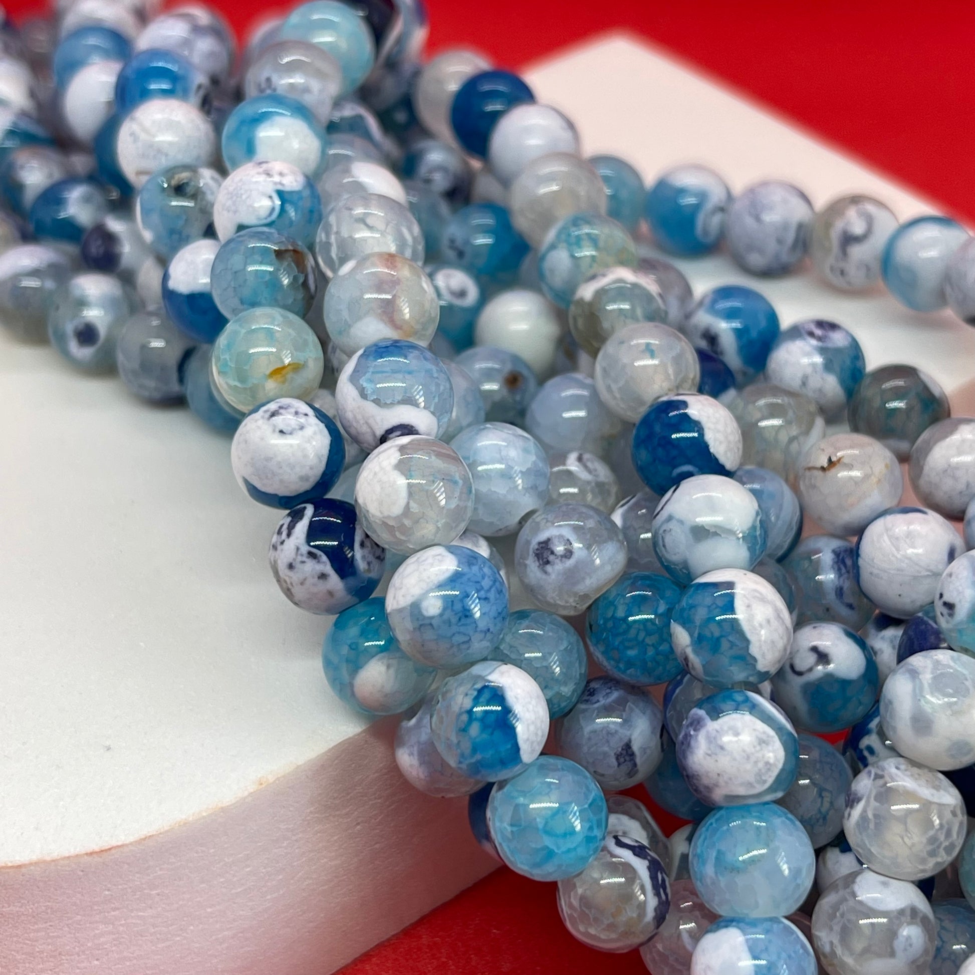 Material: Ágata   Dimensión: 8mm  Color: azul y blanco  SKU: 105259  Cantidad: 1 strand  El color puede ser diferente al de la imagen debido a los diferentes dispositivos de visualización y la alteración de la imagen.     Este material es duradero. Para prolongar su longevidad, evite exponerlo al agua, lociones, perfumes o cualquier otro producto químico.  ——————  The color may be different from the image due to different display devices and image alteration.     This material is durable. To prolong its lon