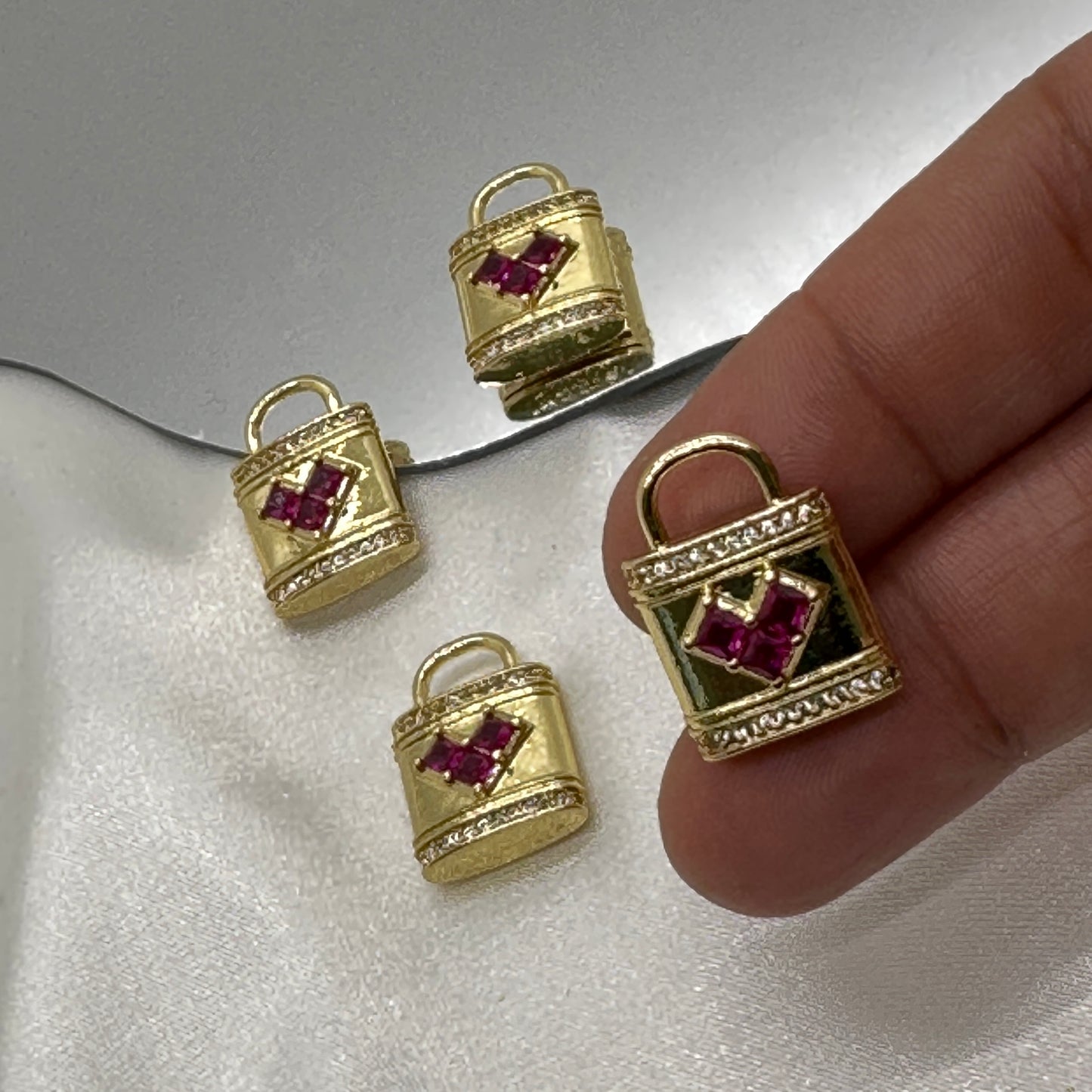 Charm 18k Candado con Zirconia