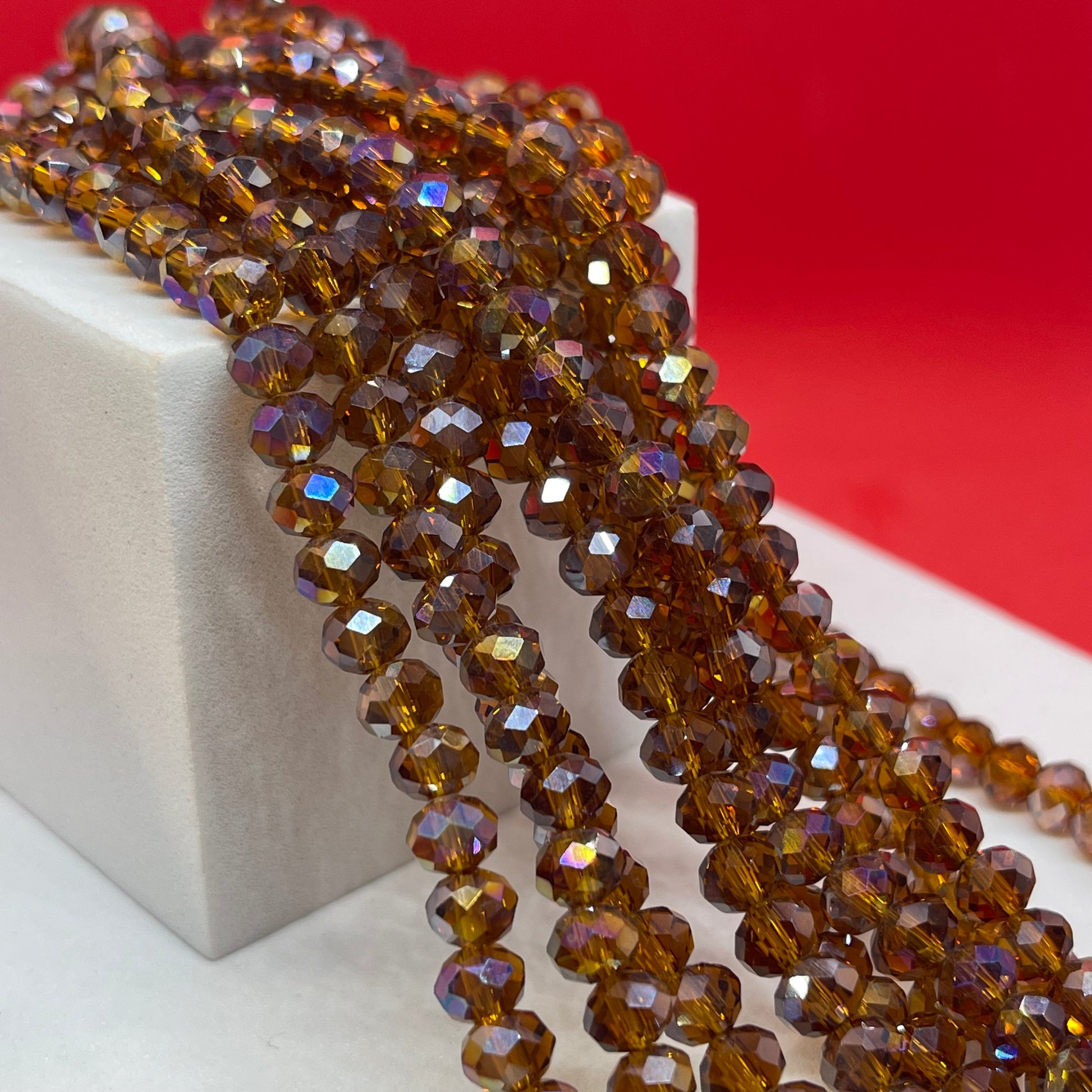 Material: cristal  Color: marron saddle   SKU: 104370  Cantidad: 1 strand  El color puede ser diferente al de la imagen debido a los diferentes dispositivos de visualización y la alteración de la imagen.     Este material es duradero. Para prolongar su longevidad, evite exponerlo al agua, lociones, perfumes o cualquier otro producto químico.  ——————  The color may be different from the image due to different display devices and image alteration.     This material is durable. To prolong its longevity, avoid 