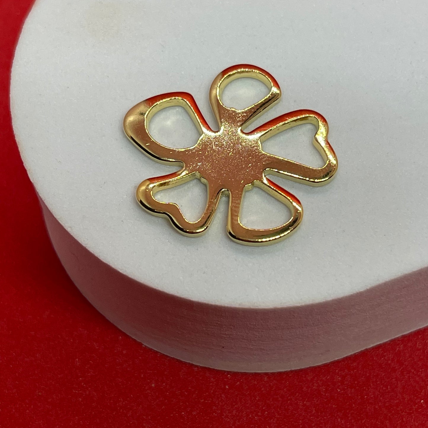 Material: Stainless steel  Dimensión: 26.5mm  Color: dorado  SKU: 21377  Cantidad: 1 pieza por paquete  El color puede ser diferente al de la imagen debido a los diferentes dispositivos de visualización y la alteración de la imagen.     Este material es duradero. Para prolongar su longevidad, evite exponerlo al agua, lociones, perfumes o cualquier otro producto químico.  ——————  The color may be different from the image due to different display devices and image alteration.     This material is durable. To 