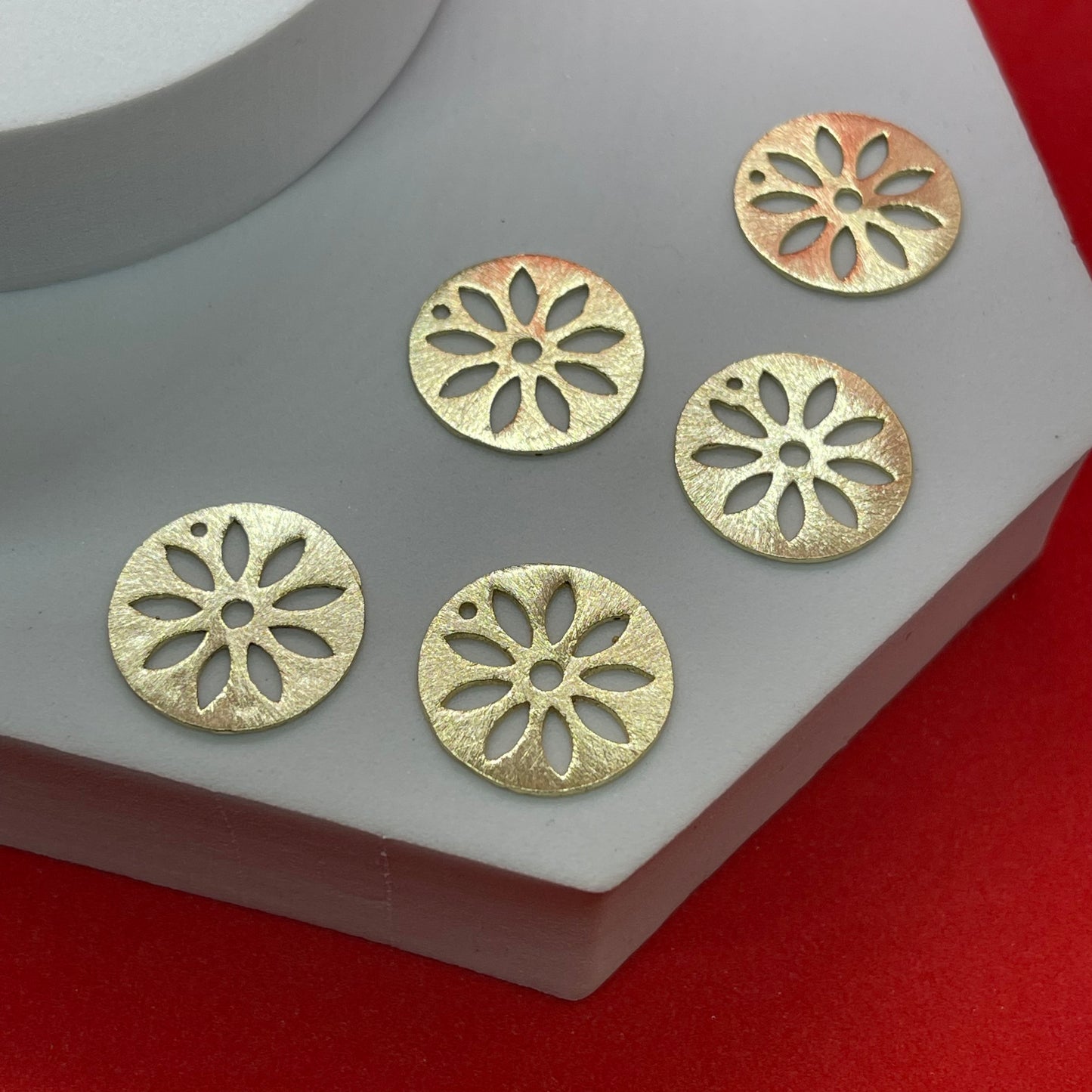 Material: Enchape de oro Hindu 18k  Dimensión: 20mm  Color: dorado  SKU: 104307  Cantidad: 1 pieza por paquete  El color puede ser diferente al de la imagen debido a los diferentes dispositivos de visualización y la alteración de la imagen.     Este material es duradero. Para prolongar su longevidad, evite exponerlo al agua, lociones, perfumes o cualquier otro producto químico.  ——————  The color may be different from the image due to different display devices and image alteration.     This material is dura