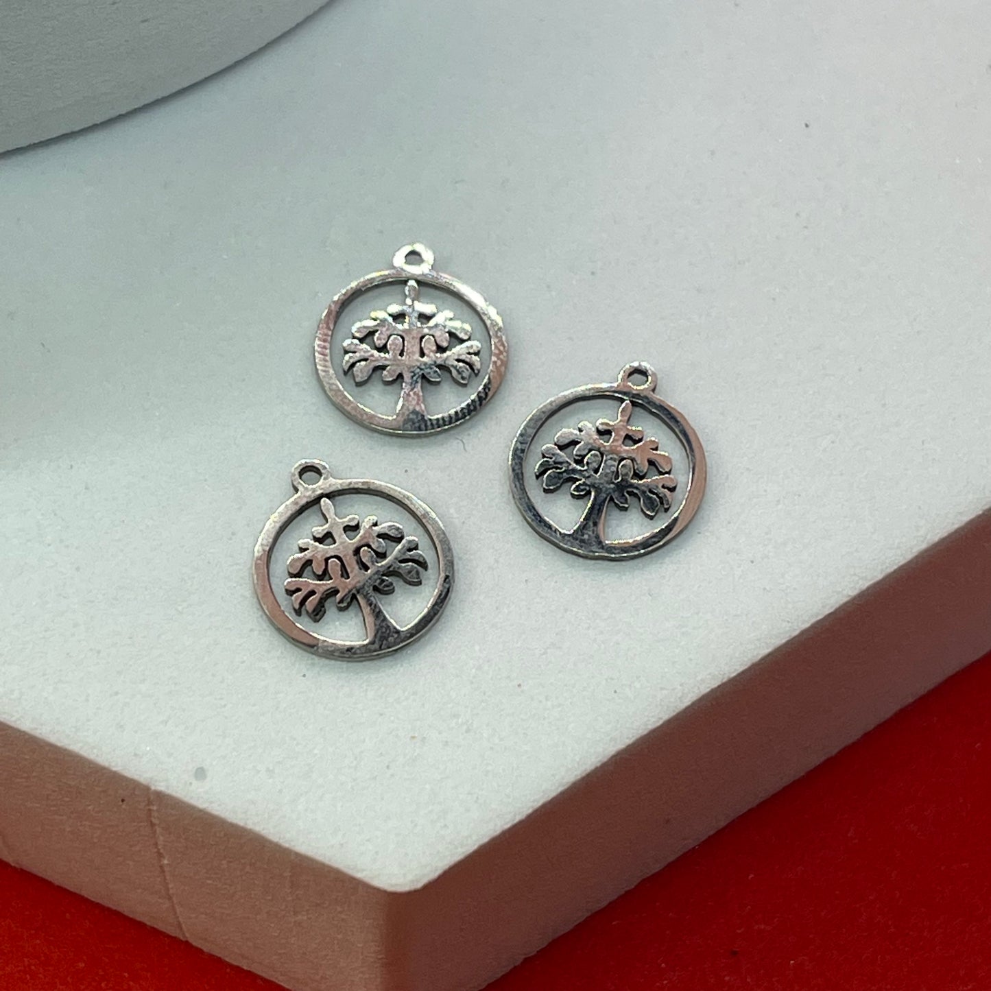 Material: stainless steel  Dimensión: 14x12x1mm  Color: plata  Cantidad: 1 pieza  SKU: 104519  El color puede ser diferente al de la imagen debido a los diferentes dispositivos de visualización y la alteración de la imagen.     Este material es duradero. Para prolongar su longevidad, evite exponerlo al agua, lociones, perfumes o cualquier otro producto químico.  ——————  The color may be different from the image due to different display devices and image alteration.     This material is durable. To prolong i