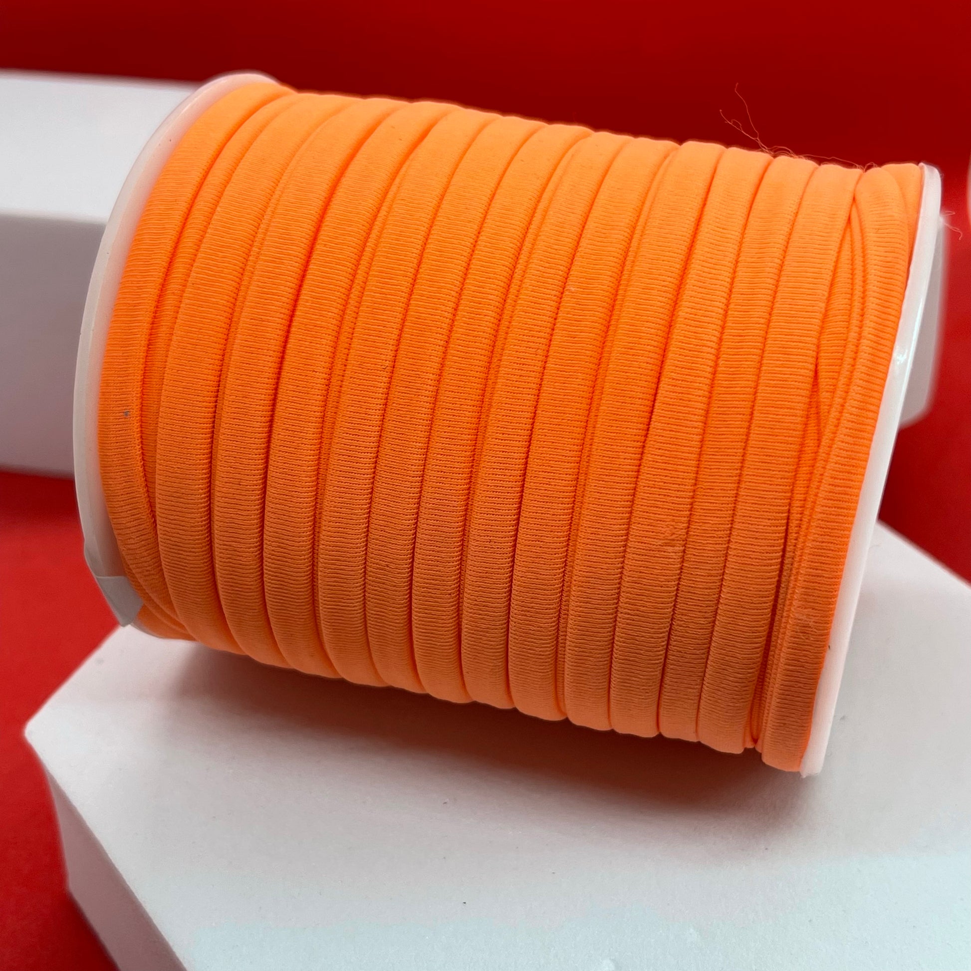    Material: Tela Licra  Dimension: 5x3mm  Color: Naranja, Amarillo, Rosa Fuschia, Negro, Verde  Cantidad: 1 yarda  SKU: 106592, 106936, 106594, 106593, 106596  El color puede ser diferente al de la imagen debido a los diferentes dispositivos de visualización y la alteración de la imagen.     Este material es duradero. Para prolongar su longevidad, evite exponerlo al agua, lociones, perfumes o cualquier otro producto químico.